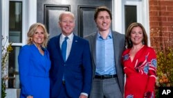 El presidente Joe Biden y la primera dama Jill Biden posan para los miembros de los medios cuando llegan para visitar al primer ministro canadiense Justin Trudeau y su esposa Sophie Gregoire Trudeau en Rideau Cottage, el jueves 23 de marzo de 2023 en Ottawa, Canadá. 