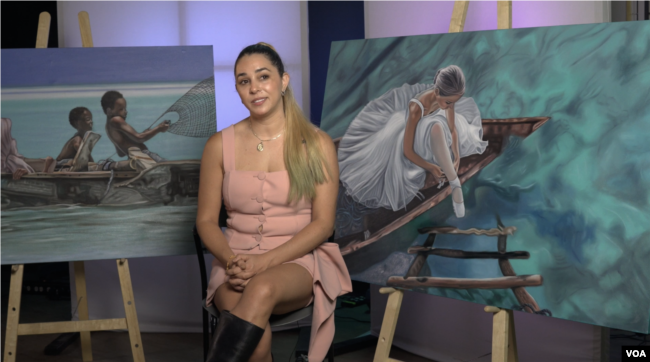 La artista María Esther Panesso con algunas de sus obras durante una entrevista con la Voz de América. FOTO: Johan Reyes, VOA.