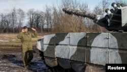 Un militar ucraniano dirige un tanque para reparaciones, en medio del ataque de Rusia a Ucrania, en el norte de Ucrania el 8 de febrero de 2024. REUTERS/Gleb Garanich
​