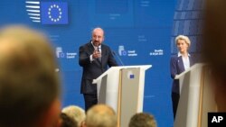 欧洲理事会主席米歇尔（左）和欧盟委员会主席冯德莱恩在布鲁塞尔举行的欧盟峰会上出席记者会。（2023年6月30日）