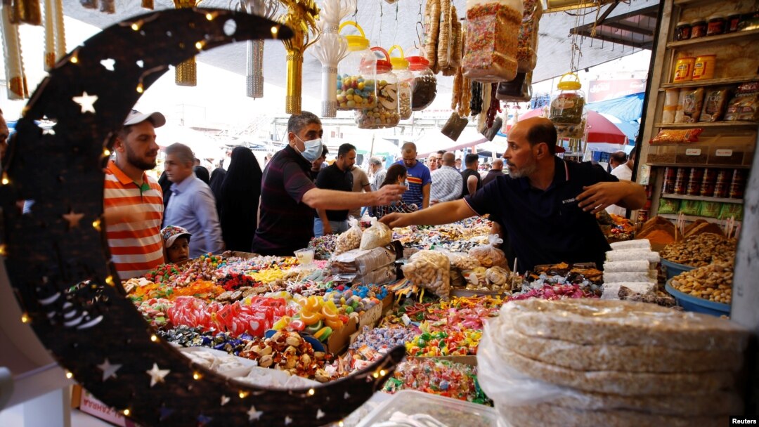 FILE - Warga berbelanja di pasar grosir menjelang bulan suci Ramadan, di Baghdad, Irak, 12 April 2021. (REUTERS/Saba Kareem)