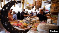 FILE - Warga berbelanja di pasar grosir menjelang bulan suci Ramadan, di Baghdad, Irak, 12 April 2021. (REUTERS/Saba Kareem)