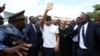 Un groupe de 400 personnes hurlait le nom de Kylian Mbappé quand il est apparu à la sortie de l'aéroport de Yaoundé.