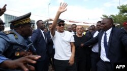 Un groupe de 400 personnes hurlait le nom de Kylian Mbappé quand il est apparu à la sortie de l'aéroport de Yaoundé.