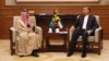 Menteri Luar Negeri Saudi Pangeran Faisal bin Farhan (kiri) dan Menlu Iran Hossein Amirabdollahian dalam pertemuan di Beijing yang dimediasi China, 6 April 2023 lalu (foto: dok). 