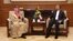 Menteri Luar Negeri Saudi Pangeran Faisal bin Farhan (kiri) dan Menlu Iran Hossein Amirabdollahian dalam pertemuan di Beijing yang dimediasi China, 6 April 2023 lalu (foto: dok). 