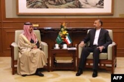 沙特阿拉伯外交大臣费萨尔（右）与伊朗外交部长阿卜杜勒·希扬（左）在北京举行会谈（2023年4月6日）