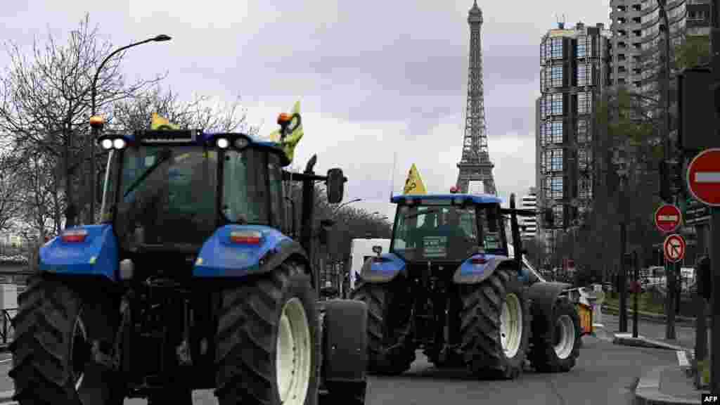 Petani Prancis mengendarai traktor saat demonstrasi serikat pertanian Koordinasi Rurale menjelang pembukaan Pameran Pertanian Internasional ke-60, di Quai Andre Citroen, Paris. (AFP)&nbsp;