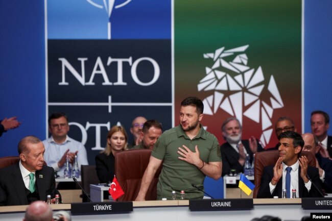 El presidente turco, Tayyip Erdogan, el presidente de Ucrania, Volodymyr Zelenskyy, y el primer ministro británico, Rishi Sunak, asisten a una cumbre de líderes de la OTAN en Vilnius, Lituania, el 12 de julio de 2023.