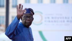 Le président nigérian Bola Tinubu arrive pour la séance de clôture du sommet du nouveau pacte financier mondial à Paris, le 23 juin 2023.