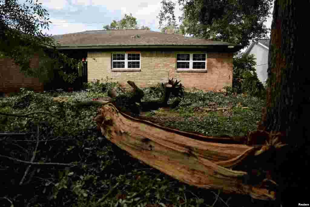 El patio de una casa resultó afectado tras el paso del huracán Beryl, en Houston, Texas.