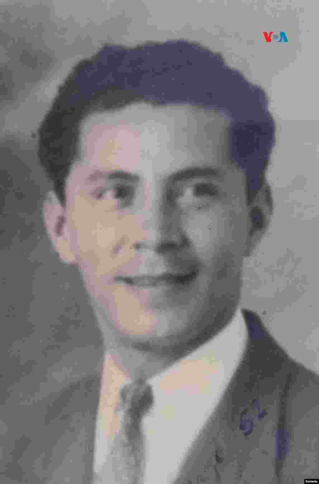 Esta foto de Luis Antonio Cuéllar es cuando fue inspector escolar local en Roldanillo en 1950.