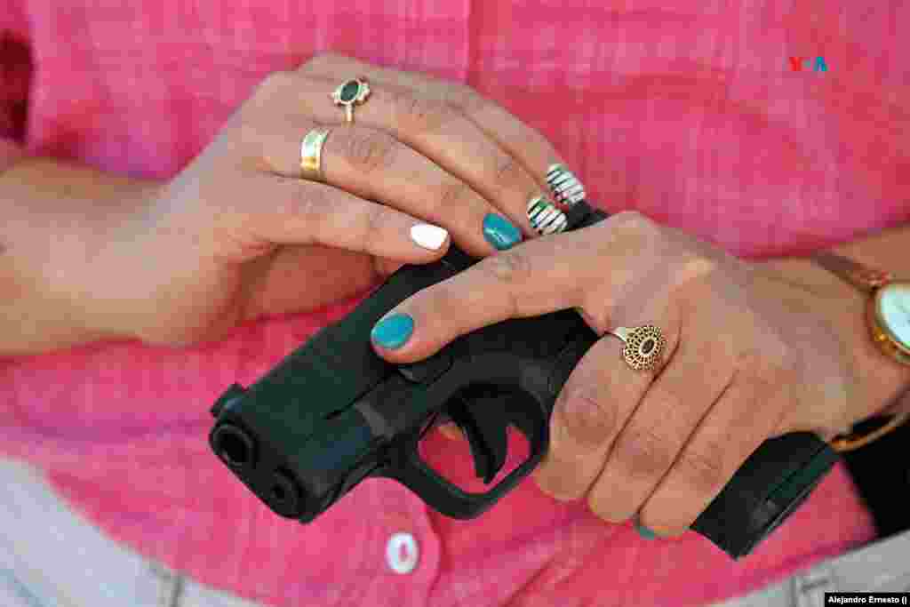 Cada vez son más mujeres las que se están armando y acudiendo a sitios para aprender a usar una pistola.