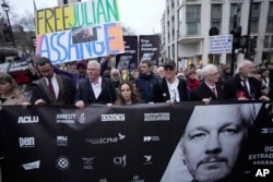 Stella Assange, istri Julian Assange, memulai unjuk rasa ke Downing Street bersama para pengunjuk rasa lainnya di akhir sidang dua hari di Pengadilan Kerajaan di London, Rabu, 21 Februari 2024.(AP/Kin Cheung)