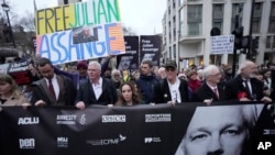 استلا آسانژ، همسر جولیان آسانژ، که در پایان جلسه دو روزه دادگاه سلطنتی لندن، در حدود دو هفته پیش فوریه با گروهی از معترضان به استرداد او به ایالات متحده به سمت دفتر نخست وزیری بریتانیا راهپیمایی کرد.