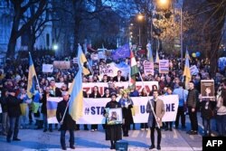 Demonstrasi di pusat kota Budapest untuk memperingati tahun kedua invasi militer Rusia ke Ukraina, 24 Februari 2024. (Foto: AFP)