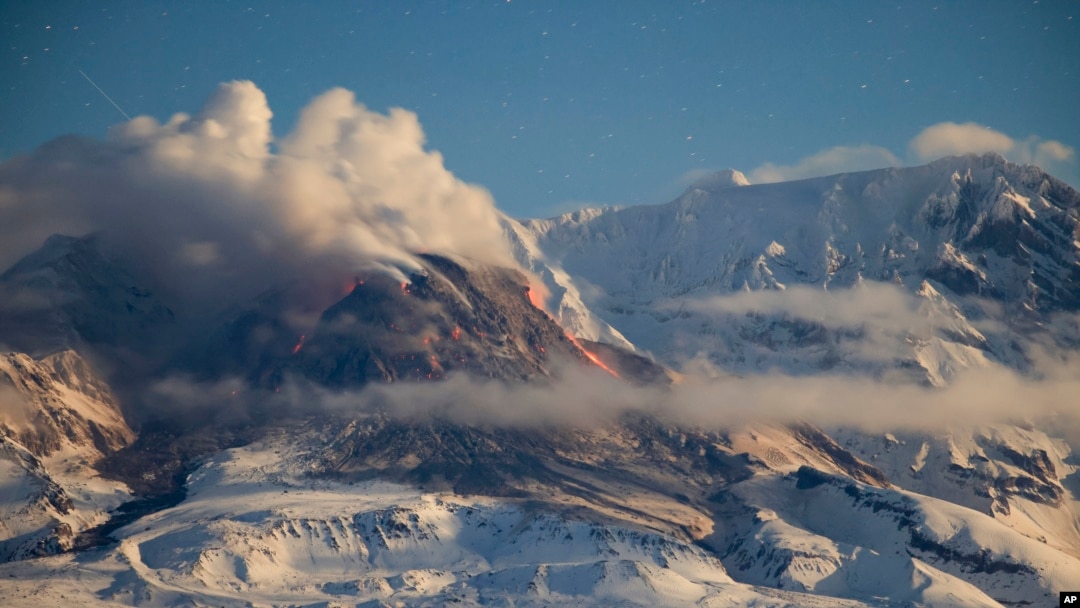 Lahar dan uap terlihat saat gunung berapi Shiveluch di Semenanjung Kamchatka, Rusia, meletus, Minggu, 6 November 2022. (Yury Demyanchuk, Institut Vulkanologi Akademi Ilmu Pengetahuan Rusia via AP)