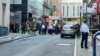 La policía y los bomberos hacen labores de rescate en una calle de Nueva York, EEUU, donde un edificio para estacionamientos se derrumbó el martes 18 de abril de 2023. [Foto: Ronen Suarc, VOA]