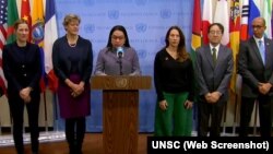 کرولین رادریگز بیرکت، رییس شورای امنیت ملل متحد متن اعلامیۀ این شورا را پیش از آغاز نشست در مورد افغانستان می‌خواند.