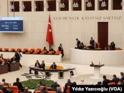 TBMM, 14 Temmuz’da yaz tatiline girmeden önce MTV’nin 2023 yılı için ikinci kez tahsil edilmesine imkan tanıyacak düzenlemeyi Cumhur İttfakı’nın oyçokluğuyla yasalaştırması ve vergilerdeki artışlar konusundaki tartışmalar üzerine bugün mesai yaptı.