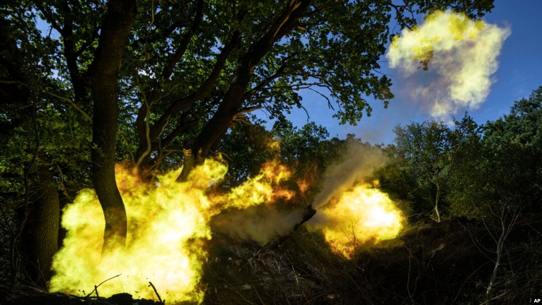 Artillería autopropulsada ucraniana de la 30.ª brigada dispara hacia una posición rusa en la región de Donetsk, Ucrania, el 20 de junio de 2023.