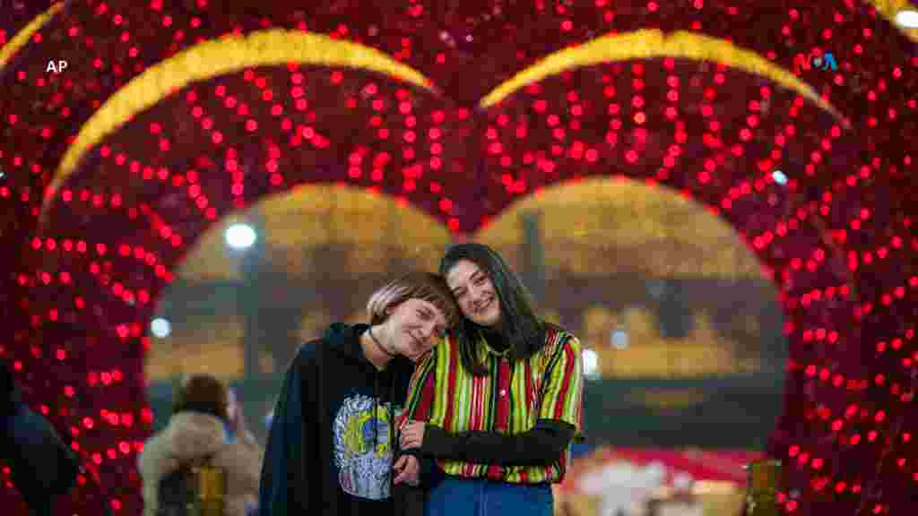 Una pareja espera su turno en una ceremonia de matrimonio simulado &ldquo;Casados por un día&quot;, un evento por San Valentín en Rumania. [AP]