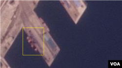 라진항을 촬영한 7일 자 위성사진에 100m 길이의 선박과 바로 앞에 놓인 컨테이너(사각형 안)가 보인다. 사진=Planet Labs