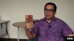 Philips Vermonte, dean of the Faculty of Social Sciences at Indonesian International Islamic University, says the human rights issues from Indonesia's past don't resonate with many of the country's young voters. (Dave Grunebaum/VOA)