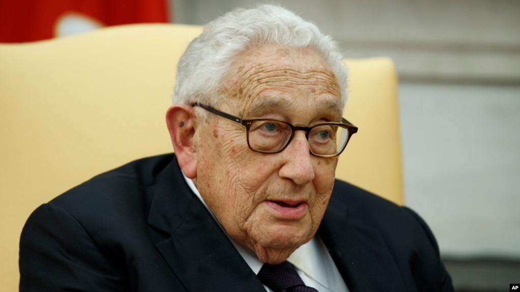 ARCHIVO - El exsecretario de Estado de Estados Unidos, Henry Kissinger, habla durante una reunión con el entonces presidente Donald Trump en la Oficina Oval de la Casa Blanca, el 10 de octubre de 2017, en Washington. 