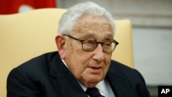 ARCHIVO - El exsecretario de Estado de Estados Unidos, Henry Kissinger, habla durante una reunión con el entonces presidente Donald Trump en la Oficina Oval de la Casa Blanca, el 10 de octubre de 2017, en Washington. 