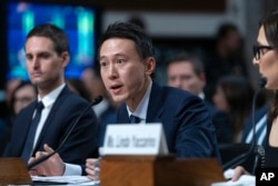 CEO TikTok Shou Zi Chew berbicara dalam sidang Komite Kehakiman Senat dengan pimpinan platform media sosial lainnya di Capitol Hill, Washington, D.C., Rabu, 31 Januari 2024, untuk membahas keselamatan anak secara online.(AP/Jose Luis Magana)