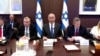 Kryeministri izraelit Benjamin Netanyahu duke njoftuar vendimin