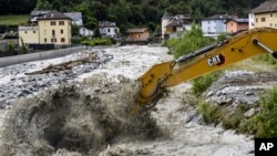 Una excavadora quita rocas del río Navizence, que desemboca en el río Rhone, en Chippis, en el cantón de Valais, Suiza, el 22 de junio del 2024.
