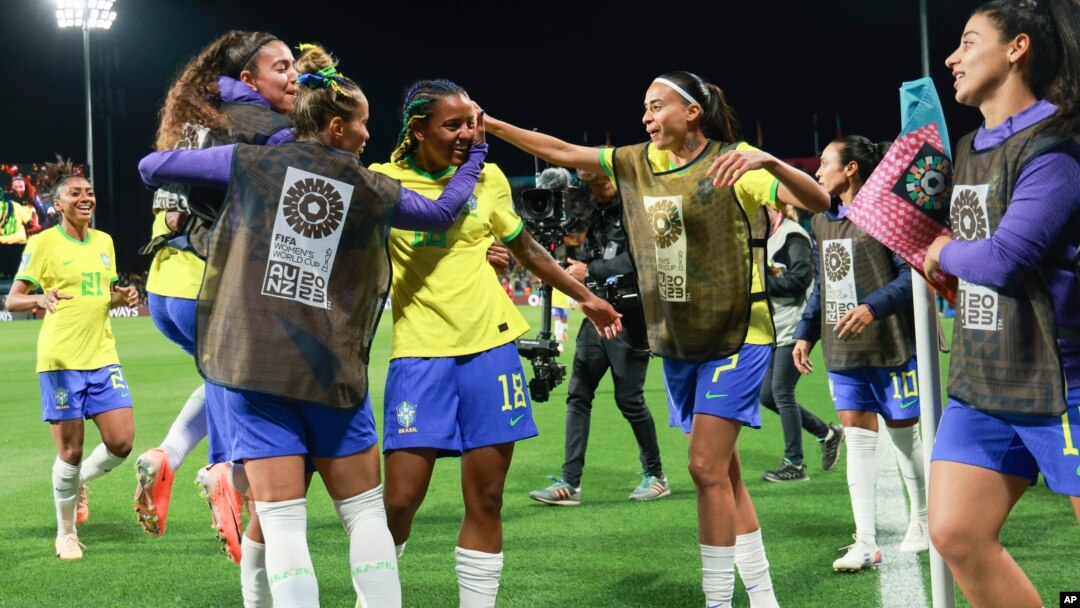 Jwez Brezil selebre apre yo ranpote la viktwa sou Panama nan match Gwoup F yo a nan Mondyal Foutbol Feminen an nan Adelaide, Ostrali, 24 Jiye, 2023.
