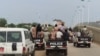 Les forces de l'ordre dans des véhicules au Tchad.
