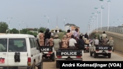 Les forces de l'ordre dans des véhicules au Tchad.
