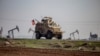 یک خودروی زرهی ارتش ایالات متحده در حال گشت‌زنی در نزدیکی قامیشلی، شمال شرق سوریه. ۴ دسامبر ۲۰۲۲