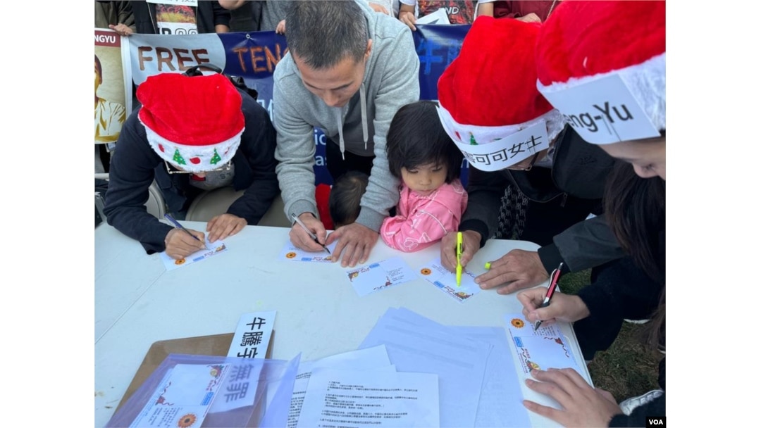 在洛杉矶中国领事馆门前马路对面的桌子上,人们通过写明信片送祝福的方式,表达对牛腾宇及他的母亲,以及在中国受到政府关押的政治犯的关心。(美国之音 张木林)
