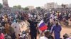 Un manifestant soutenant le putsch militaire du général Tiani brandit un drapeau russe à Niamey en juillet 2023.
