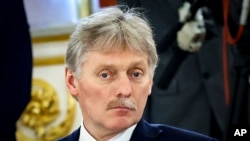 Juru bicara Kremlin Dmitry Peskov menghadiri pertemuan Dewan Tertinggi Negara Persatuan Rusia-Belarus di Moskow, Rusia, Kamis, 6 April 2023. (Mikhail Klimentyev, Sputnik, Kremlin Pool Photo via AP)