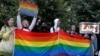 Beberapa aktivis LGBT melakukan aksi protes terhadap amandemen Konstitusi Rusia dan hasil pemungutan suara nasional mengenai reformasi konstitusi, di Moskow, 15 Juli 2020 (foto: dok). 