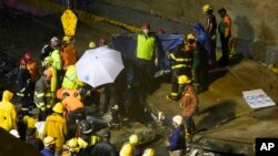 Equipos de rescate trabajan en el lugar donde se derrumbó un muro en la entrada de un túnel en Santo Domingo, República Dominicana, el sábado 18 de noviembre de 2023. (Foto AP/Eddy Vittini)