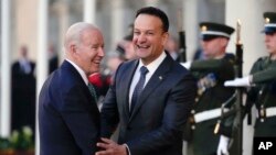 El presidente Joe Biden saluda al primer ministro de Irlanda, Taoiseach Leo Varadkar, al llegar al banquete celebrado en su honor en el Castillo de Dublín, en la capital, el 13 de abril de 2023.