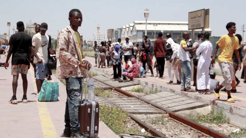 Des milliers de migrants campent vers Sfax en attendant de quitter la Tunisie pour l'Italie