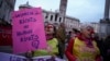Para pengunjuk meneriakkan slogan-slogan yang menentang kekerasan terhadap perempuan (KDRT), di Roma, Sabtu, 23 November 2019. (AP Photo/Andrew Medichini)