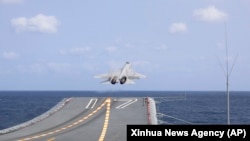 Na fotografiji koju je objavila kineska novinska agencija Xinhua, kineski borbeni avion J-15 polijeće sa nosača aviona Shandong tokom vojnih vježbi oko Tajvana od strane Istočne komande Kineske narodnooslobodilačke armije, 9. aprila 2023.