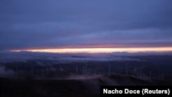 Turbin-turbin angin di lapangan pembangkit listrik tenaga bayu di wilayah Galicia, dekat Vilalba, Spanyol, 20 Maret 2024. (Foto: Nacho Doce/Reuters)