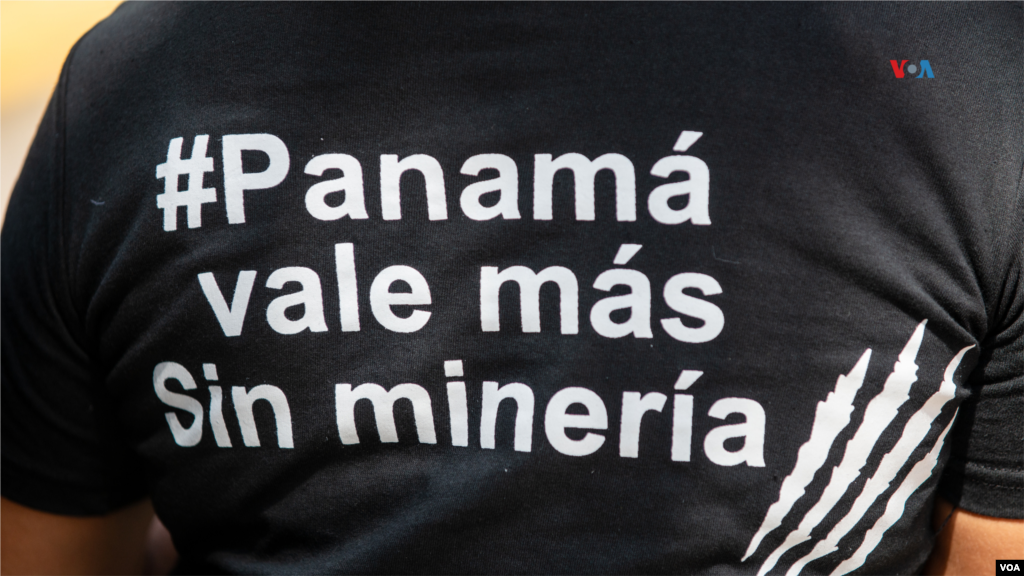 Luego de semanas de protestas, los panameños celebran el fallo de la Corte Suprema de Justicia que declaró inconstitucional el contrato minero entre el Estado y la filial de una empresa canadiense.