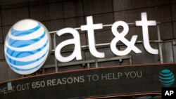 ARCHIVO - El logotipo de AT&T está colocado sobre una de sus tiendas minoristas en Nueva York, 24 de octubre de 2016.