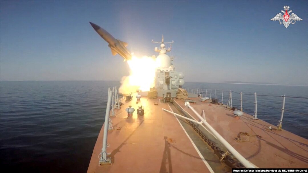 Kapal rudal Armada Pasifik Rusia menembakkan rudal jelajah Moskit ke target tiruan musuh di perairan Laut Jepang, dalam gambar diam ini diambil dari video yang dirilis 28 Maret 2023. (Kementerian Pertahanan Rusia/Handout via REUTERS)